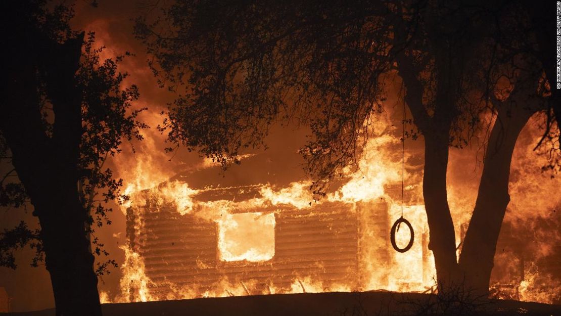 Una casa en llamas durante el incendio de Zogg cerca de la ciudad de Igo.