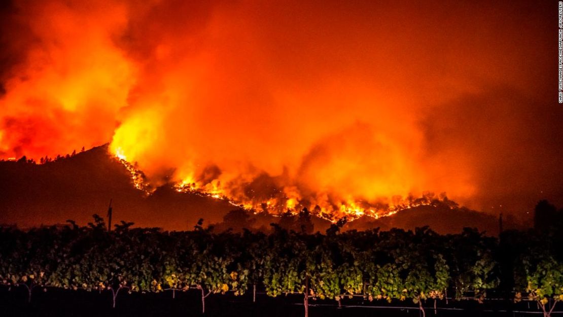 Cerca de Calistoga, California, se ven llamas de los incendios forestales del Incidente de Glass Fire.