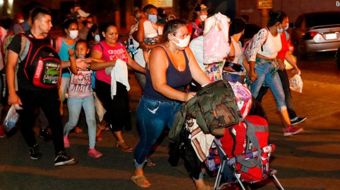 Cientos de personas caminan por una carretera en San Pedro Sula el miércoles.