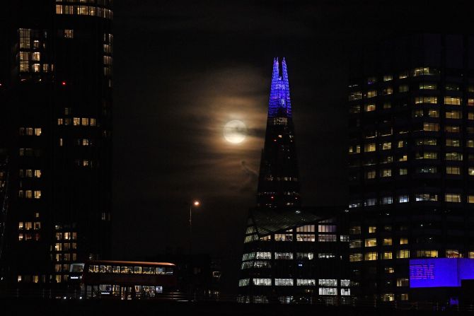 La luna llena se levanta detrás de The Shard en Londres el 1 de octubre de 2020 (Justin Tallis/ AFP/ Getty Images).