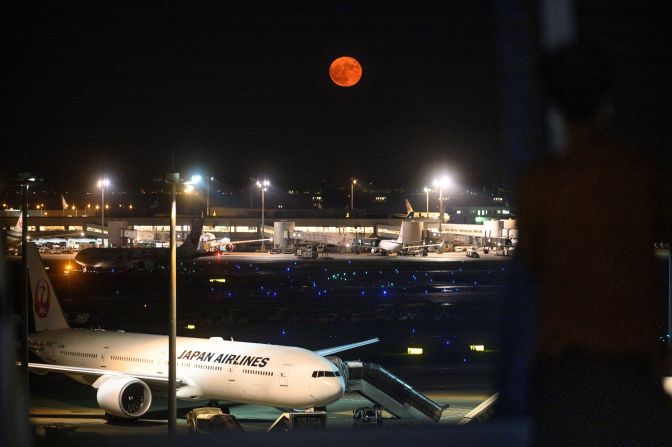 La luna vista desde la plataforma de observación del Aeropuerto Internacional de Tokio-Haneda, en Japón, el 2 de octubre de 2020 (Philip FONG / AFP/ Getty Images).