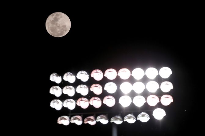 Así se vio la luna llena en Sydney, Australia, con las luces del estadio Panthers delante, donde se jugaba un partido de la Liga Nacional de Rugby, el 2 de octubre de 2020 (Mark Kolbe/Getty Images).