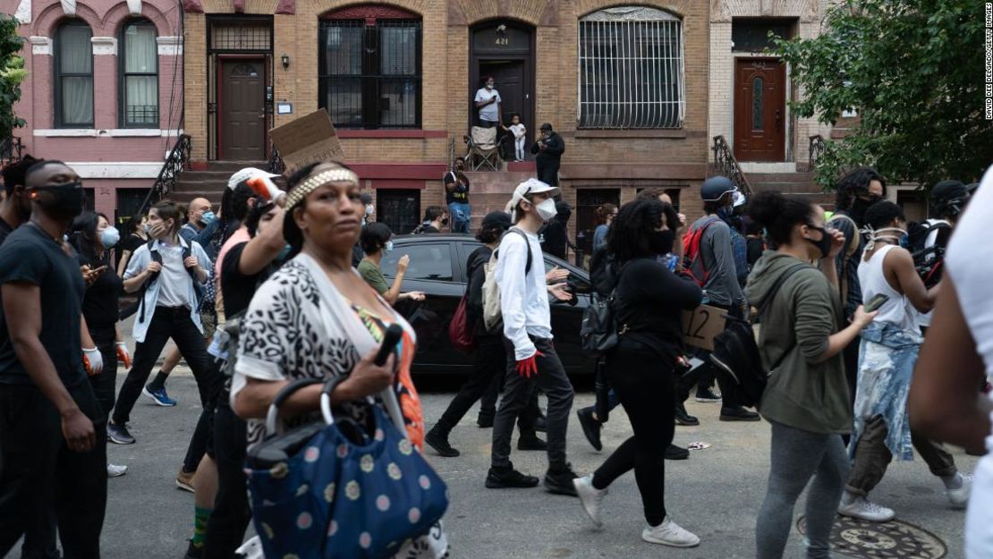 Los manifestantes marchan en el sur del Bronx para protestar por la muerte de George Floyd el 4 de junio de 2020.