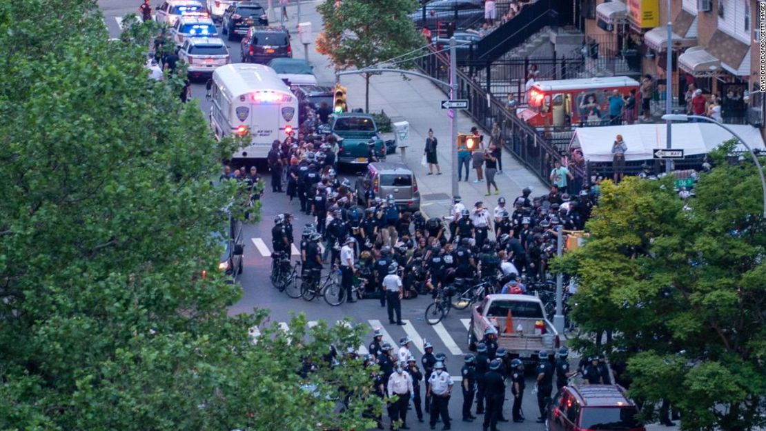 La policía de Nueva York arresta a manifestantes por romper el toque de queda en toda la ciudad el 4 de junio.