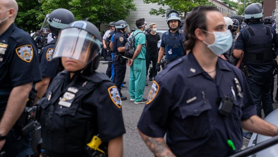 Los agentes de la policía de Nueva York hacen arrestos en la protesta del 4 de junio en el Bronx.