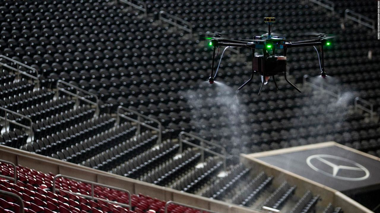 CNNE 901774 - el estadio mercedes-benz utiliza drones desinfectantes contra el coronavirus