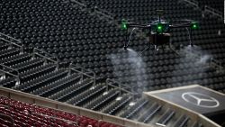 CNNE 901774 - el estadio mercedes-benz utiliza drones desinfectantes contra el coronavirus