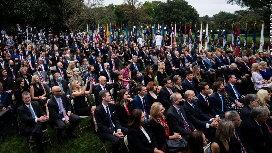 Personal y visitantes escuchan mientras el presidente Donald J. Trump habla con la jueza Amy Coney Barrett durante una ceremonia para anunciar a Barrett como su designada a la Corte Suprema en el Rose Garden de la Casa Blanca el sábado 26 de septiembre de 2020 en Washington, DC.