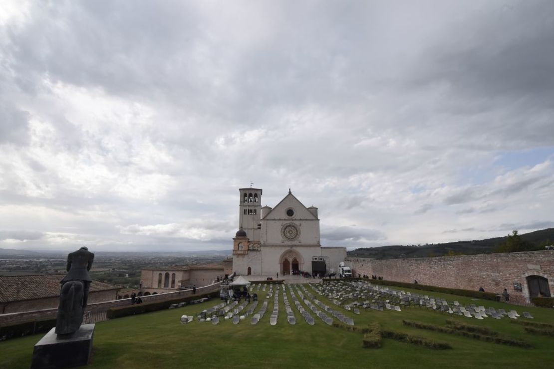 Una vista general muestra la Basílica de San Francisco de Asís durante la visita del papa para celebrar la misa en la tumba de San Francisco en Asís, el 3 de octubre de 2020 y la firma de una nueva encíclica sobre la fraternidad humana titulada "Fratelli Tutti". Crédito: TIZIANA FABI / AFP a través de Getty Images