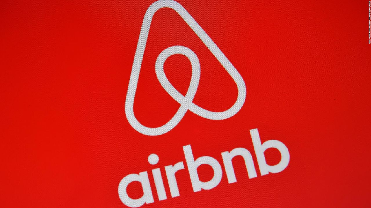 CNNE 902462 - airbnb cancela reservaciones de una noche en halloween