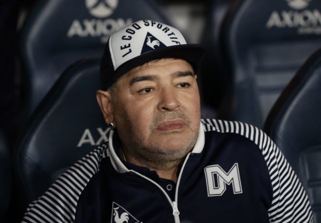 Diego Maradona como director técnico de Gimnasia y Esgrima La Plata en La Bombonera el 7 de marzo de 2020.