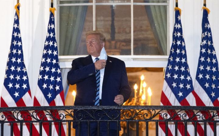 Luego de ser tratado por covid-19, el entonces presidente Trump regresó a la Casa Blanca, el 5 de octubre de 2020, y se quitó la mascarilla frente a las cámaras.