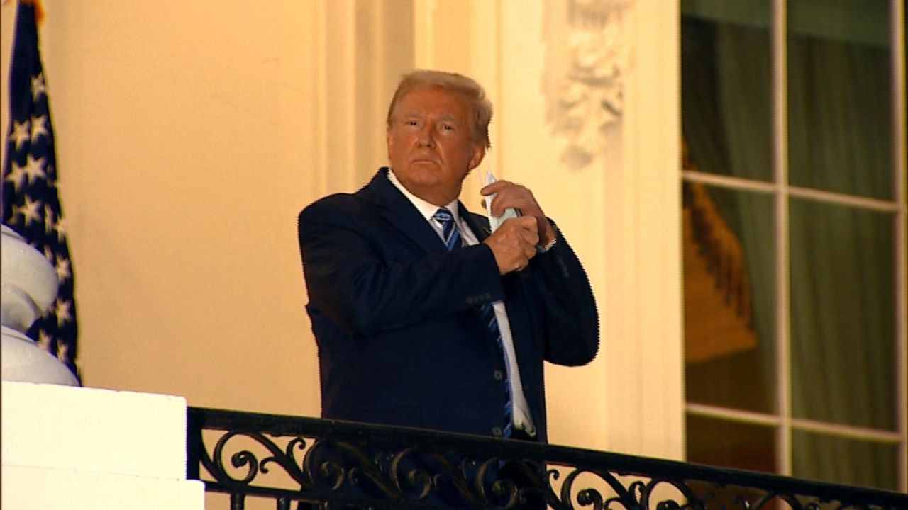 CNNE 902589 - trump regresa a la casa blanca y posa sin mascarilla