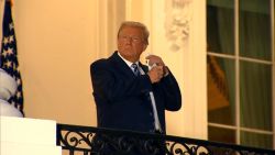 CNNE 902589 - trump regresa a la casa blanca y posa sin mascarilla