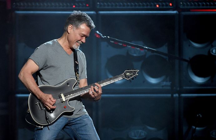 Eddie Van Halen, el reconocido guitarrista del icónico grupo de rock Van Halen, murió el 6 de octubre a los 65 años.