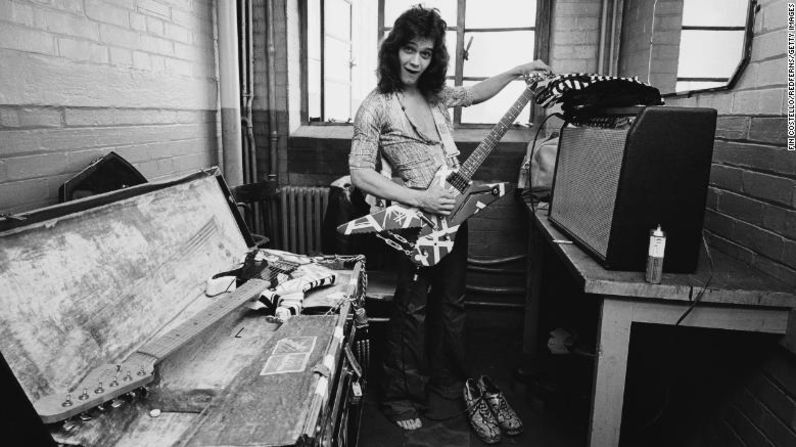 Van Halen calienta en los camerinos antes de una actuación en Lewisham Odeon en Inglaterra en mayo de 1978, durante la primera gira mundial de la banda. Fin Costello / Redferns / Getty Images