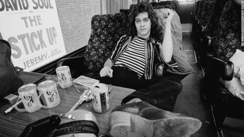 Eddie Van Halen se sienta en el autobús de gira de la banda afuera del Lewisham Odeon el 27 de mayo de 1978. Sobre la mesa hay latas de Colt 45, fósforos y la réplica de una pistola. Fin Costello / Redferns / Getty Images