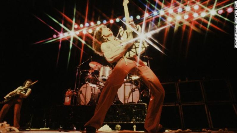 Van Halen posa en Tokyo Kōsei Nenkin Kaikan en junio de 1978. Koh Hasebe / Shinko Music / Getty Images