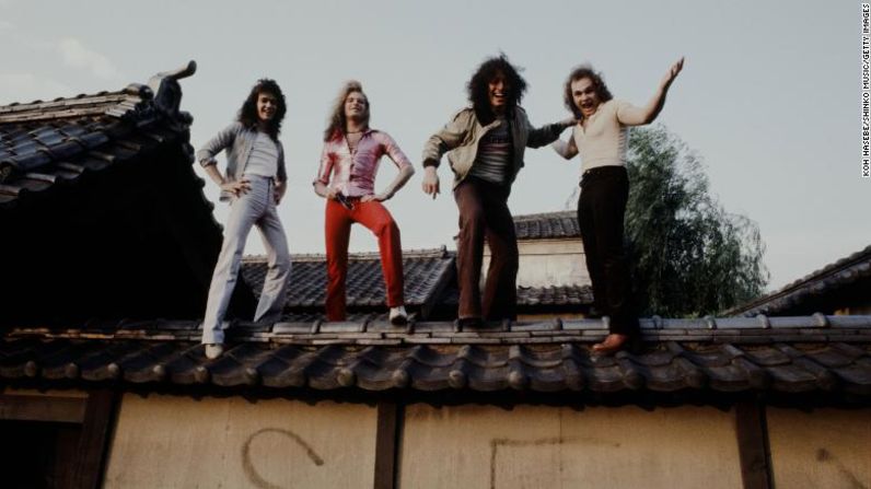 La banda posa para una foto sobre un muro en Kioto en junio de 1978. Koh Hasebe / Shinko Music / Getty Images