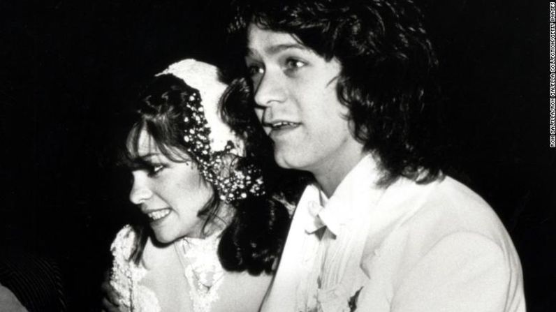 Van Halen y la actriz Valerie Bertinelli se casan en la Iglesia Católica St. Paul en Westwood, California, el 11 de abril de 1981. Juntos tuvieron un hijo, Wolfgang. La pareja se divorció en 2007. Ron Galella / Colección Ron Galella / Getty Images