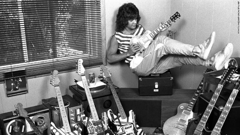 Van Halen posa con su colección de guitarras en su casa de Los Ángeles en 1982. RTNTTI / MediaPunch / IPX / AP