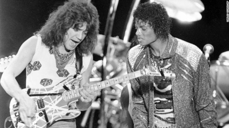 Van Halen interpreta "Beat It" con Michael Jackson durante el Victory Tour de Jackson en Irving, Texas. Van Halen prestó sus habilidades de guitarra a la canción, un gran éxito de 1983 del emblemático álbum "Thriller". Carlos Osorio / AP