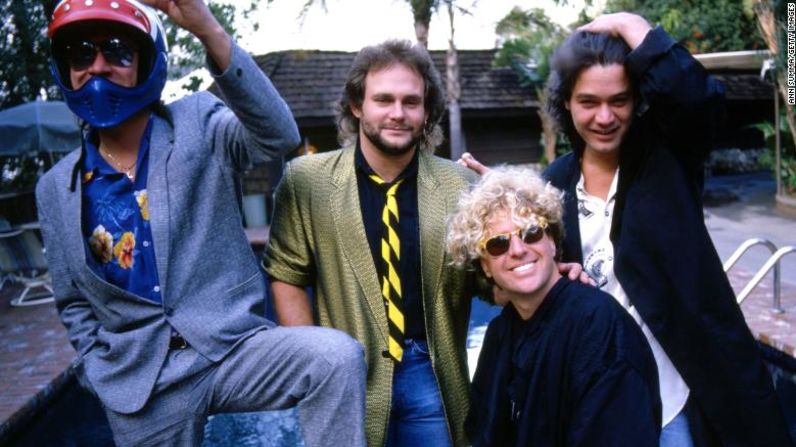 La banda posa para una foto junto a la piscina en el estudio de Eddie, 5150 Studio, en Los Ángeles en 1985. Ann Summa / Getty Images