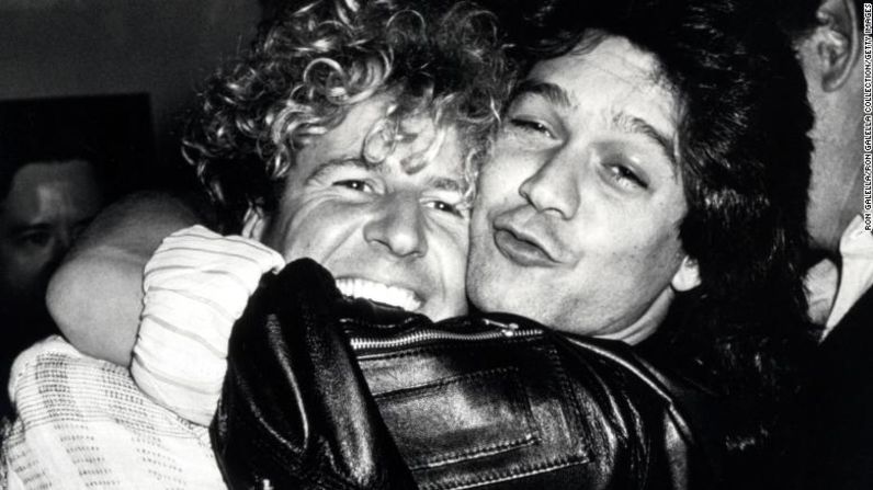 El cantautor Sammy Hagar y Eddie se abrazan en la Shout Disco en Nueva York en 1985 en la Pre-Party de los MTV Awards. Ron Galella / Colección Ron Galella / Getty Images