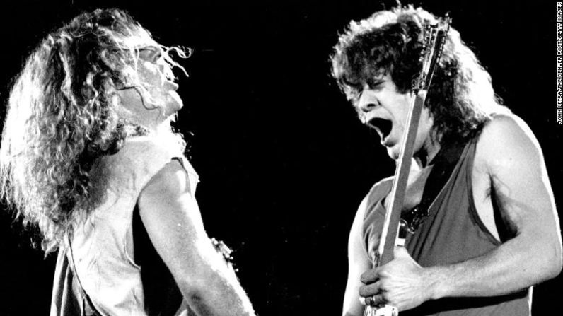 Hagar y Van Halen tocan durante la noche de clausura de Monsters of Rock Tour 1988, un festival anual de hard rock y heavy metal, en Denver. Cerraron la noche en el Mile High Stadium ante una multitud de casi 50.000 personas. John Leyba / The Denver Post / Getty Images