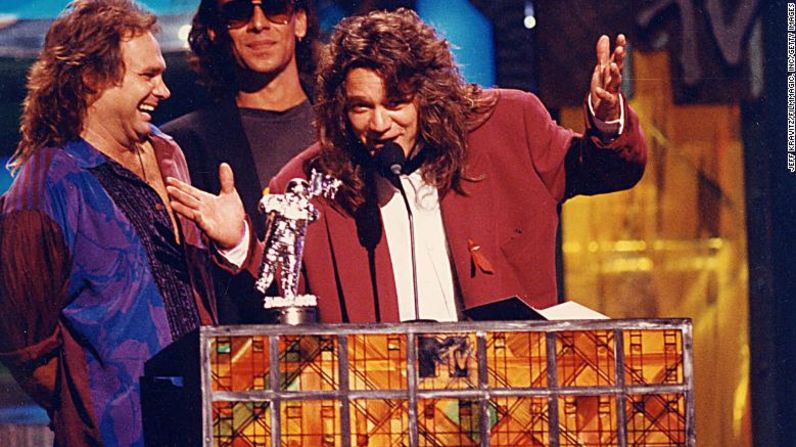 Van Halen acepta el premio al Video del año por su canción "Right Now" en los MTV Video Music Awards de 1992 en Los Ángeles. Jeff Kravitz / FilmMagic, Inc / Getty Images