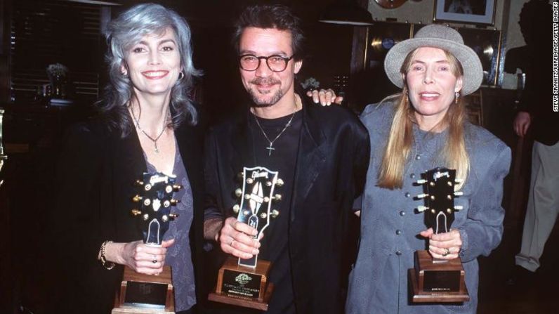 Emmylou Harris, Van Halen y Joni Mitchell posan con sus trofeos en los Gibson Guitar Awards de 1996 en el Hard Rock Cafe de Los Ángeles. Steve Granitz / WireImage / Getty Images