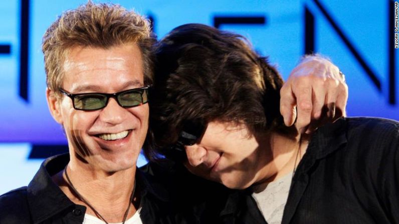 Van Halen, a la izquierda, abraza a su hijo, Wolfgang, después de anunciar la gira norteamericana de la banda en Los Ángeles el 13 de agosto de 2007. Kevork Djansezian / AP