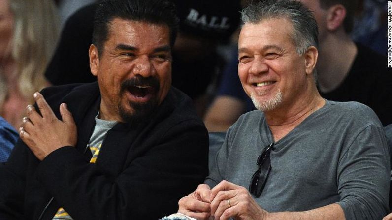 El comediante George Lopez y Van Halen asisten a un juego de Los Angeles Lakers contra los Memphis Grizzlies en el Staples Center el 2 de abril de 2017. Kevork Djansezian / Getty Images