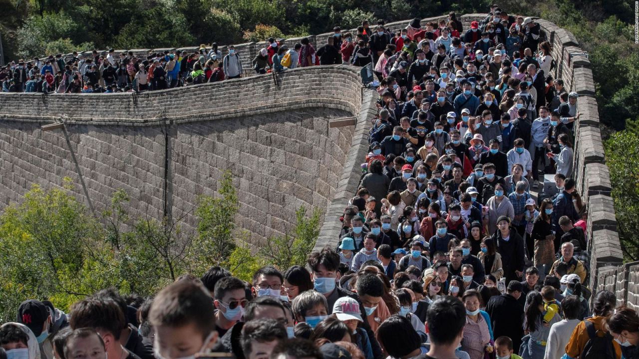 CNNE 903253 - la muralla china abarrotada de gente en plena pandemia