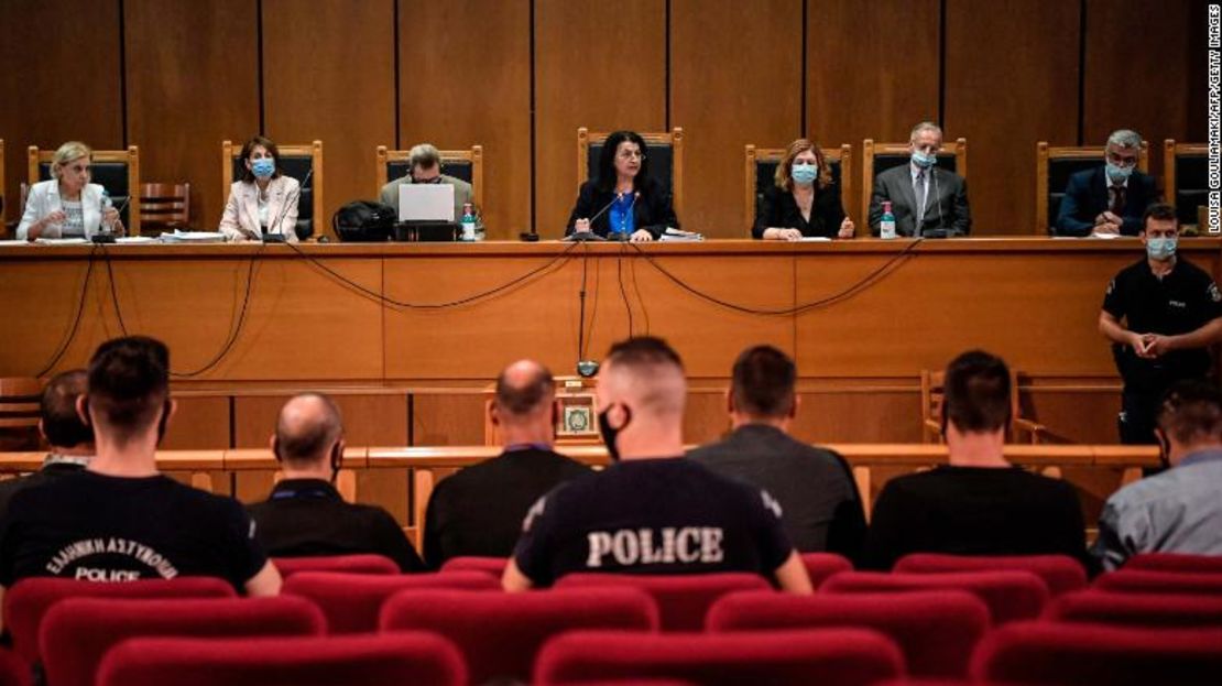 La presidenta de la Corte Suprema Maria Lepenioti (al centro) anuncia el veredicto en el juicio de los miembros de Amanecer Dorado.