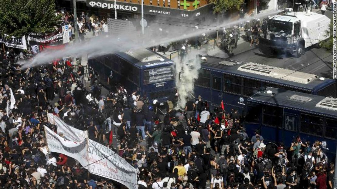 La policía antidisturbios utilizó cañones de agua durante los enfrentamientos con manifestantes antifascistas después de que el liderazgo de Amanecer Dorado fuera declarado culpable, en Atenas, el miércoles.