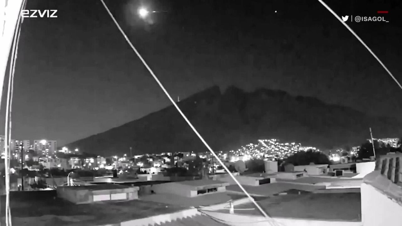 CNNE 903389 - avistan un supuesto meteorito en mexico