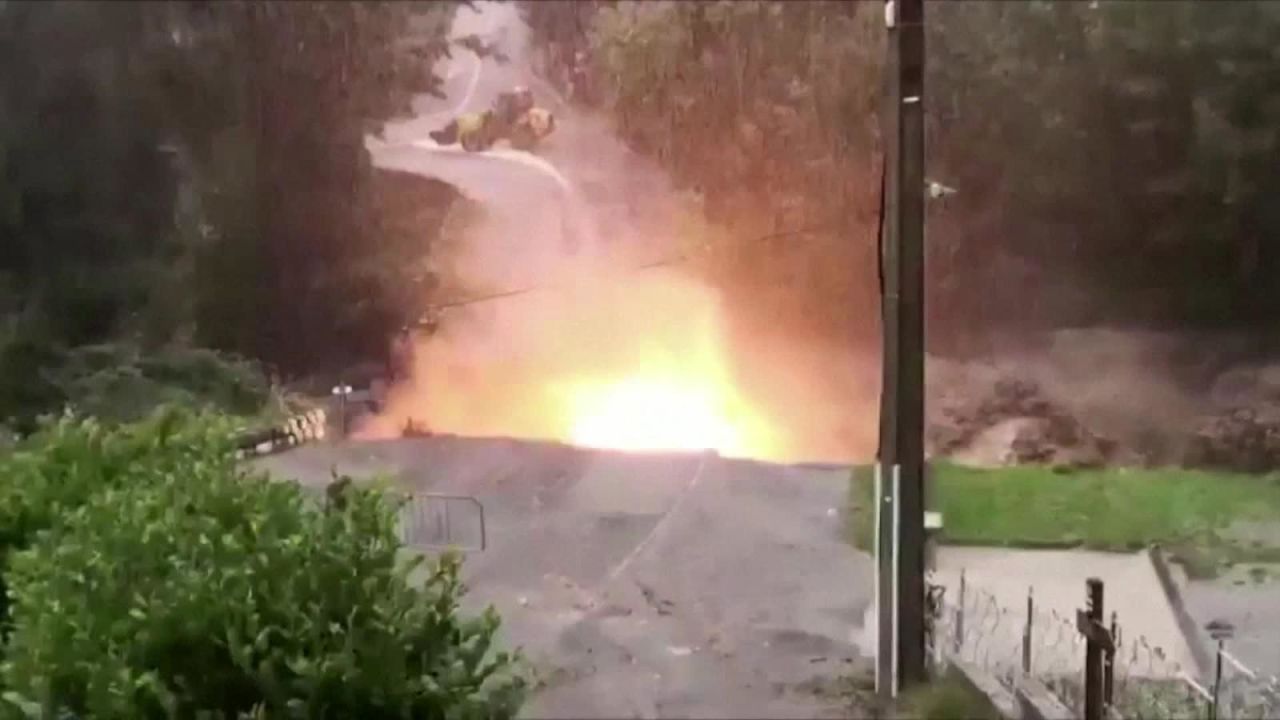 CNNE 903535 - impactantes imagenes de explosion de un puente en francia