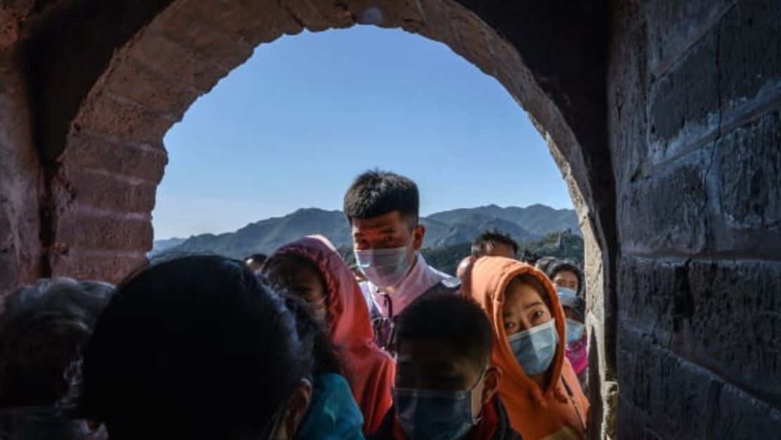 Turistas chinos se aglomeran en una puerta en la Gran Muralla el 4 de octubre. Foto: Kevin Frayer/Getty Images