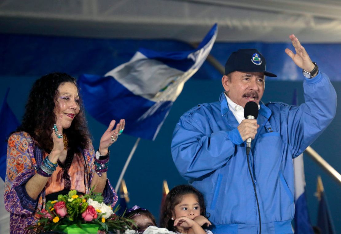 Daniel Ortega junto a su esposa y vicepresidenta, Rosario Murillo, en una imagen de archivo tomada en Managua el 13 de octubre de 2018.