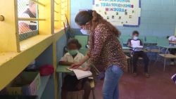 CNNE 904057 - maestra embarazada sigue dando clases en la pandemia a ninos indigenas