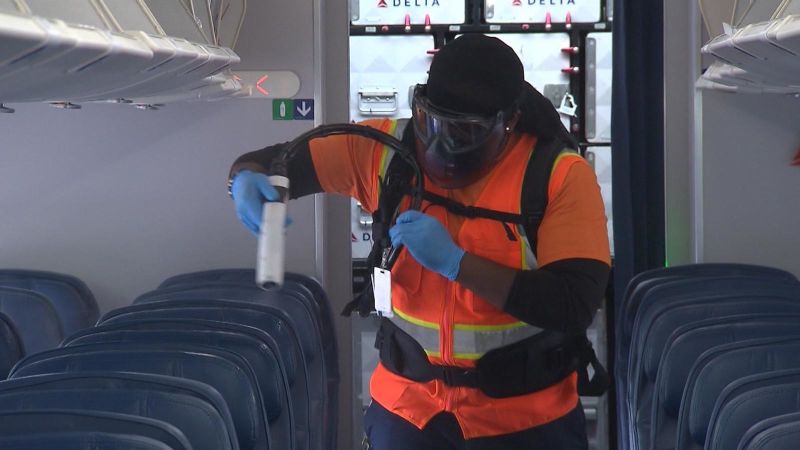 Mira cómo las aerolíneas desinfectan sus aviones por la pandemia | cnn