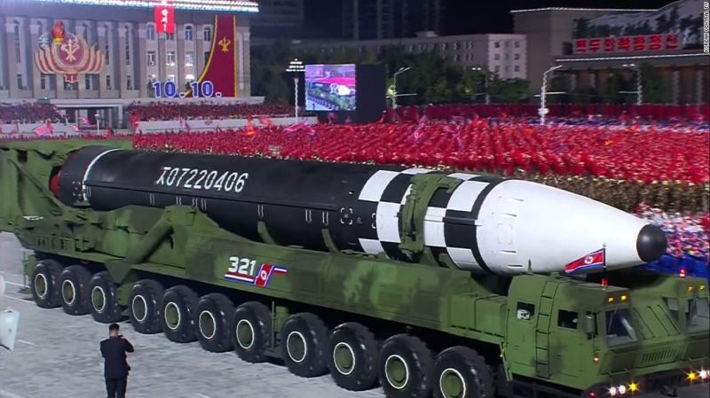 Corea del norte presenta un nuevo y enorme misil balístico en un desfile militar | cnn