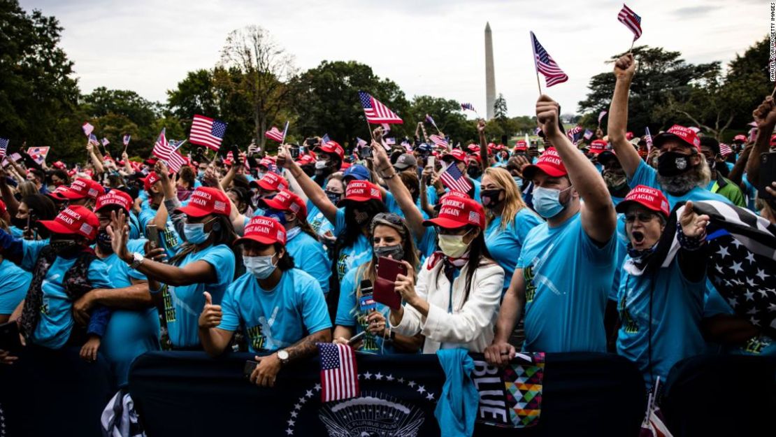 Simpatizantes vitorean cuando el presidente Donald Trump hace comentarios sobre la ley y el orden en el jardín sur de la Casa Blanca el sábado, donde hubo poco distanciamiento social.