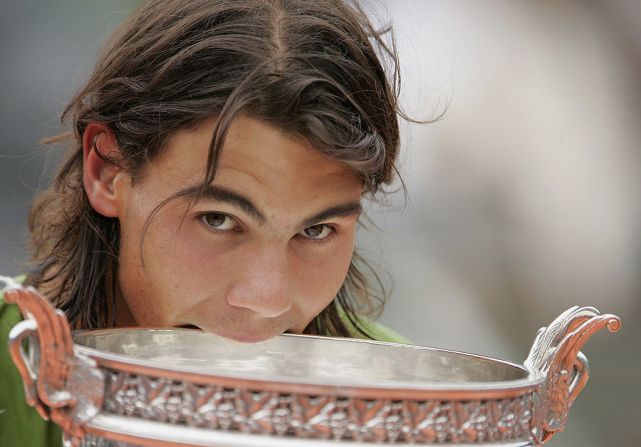 2005: Rafael Nadal se corona por primera vez campeón del Abierto de Francia al vencer al argentino Mariano Puerta. Crédito: Clive Mason/Getty Images