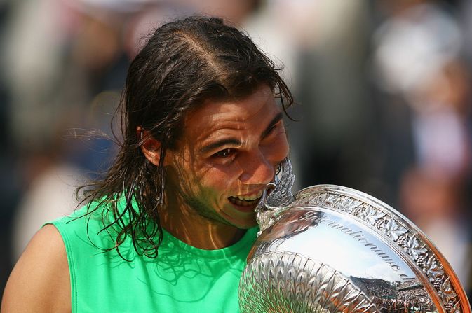 2008: Por tercera vez consecutiva, Nadal derrota a Federer en la final del Abierto de Francia y muerde la copa por cuarta vez consecutiva. Crédito: Julian Finney/Getty Images