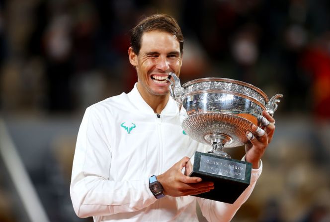 2020: En tres sets corridos, Rafa Nadal aplasta a Djokovic y logra el campeonato número 13 en Francia. Crédito: Julian Finney/Getty Images