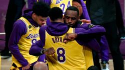 CNNE 904941 - los lakers, campeones de la nba, recuerdan a kobe bryant