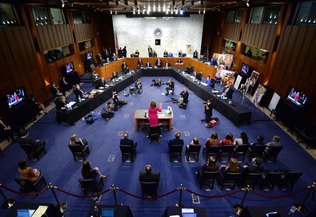 Amy Coney Barrett jura en la Comisión Judicial del Senado en el Capitolio el 12 de octubre de 2020.