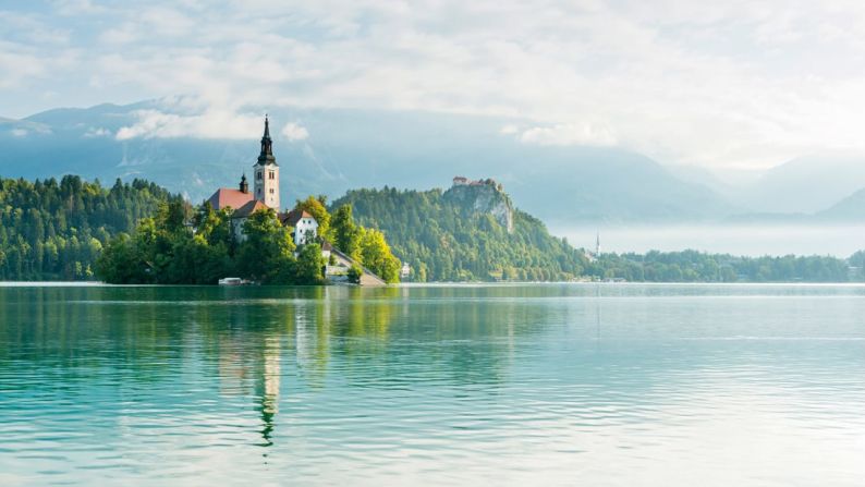 6. Lago Bled, Eslovenia: el lago Bled, con la silueta de los Alpes Julianos como telón de fondo, parece sacado de un cuento de hadas.